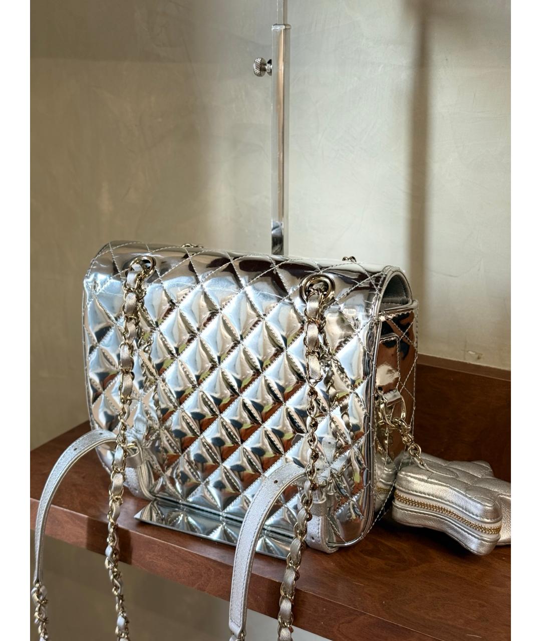 CHANEL Серебрянный рюкзак из лакированной кожи, фото 6