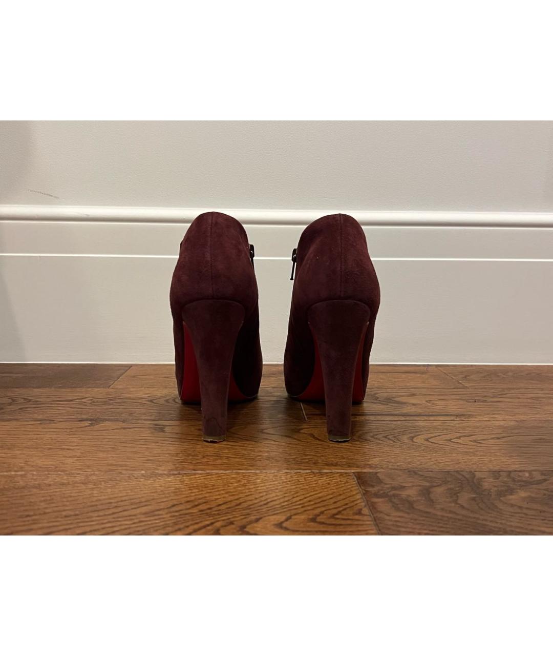 CHRISTIAN LOUBOUTIN Бордовые замшевые ботильоны, фото 4