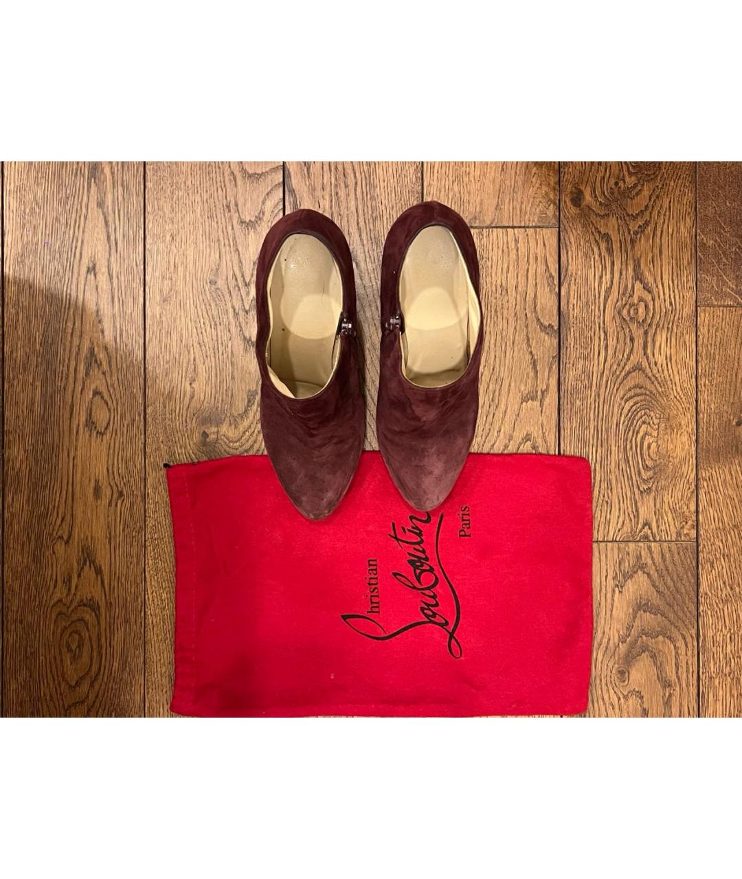 CHRISTIAN LOUBOUTIN Бордовые замшевые ботильоны, фото 3