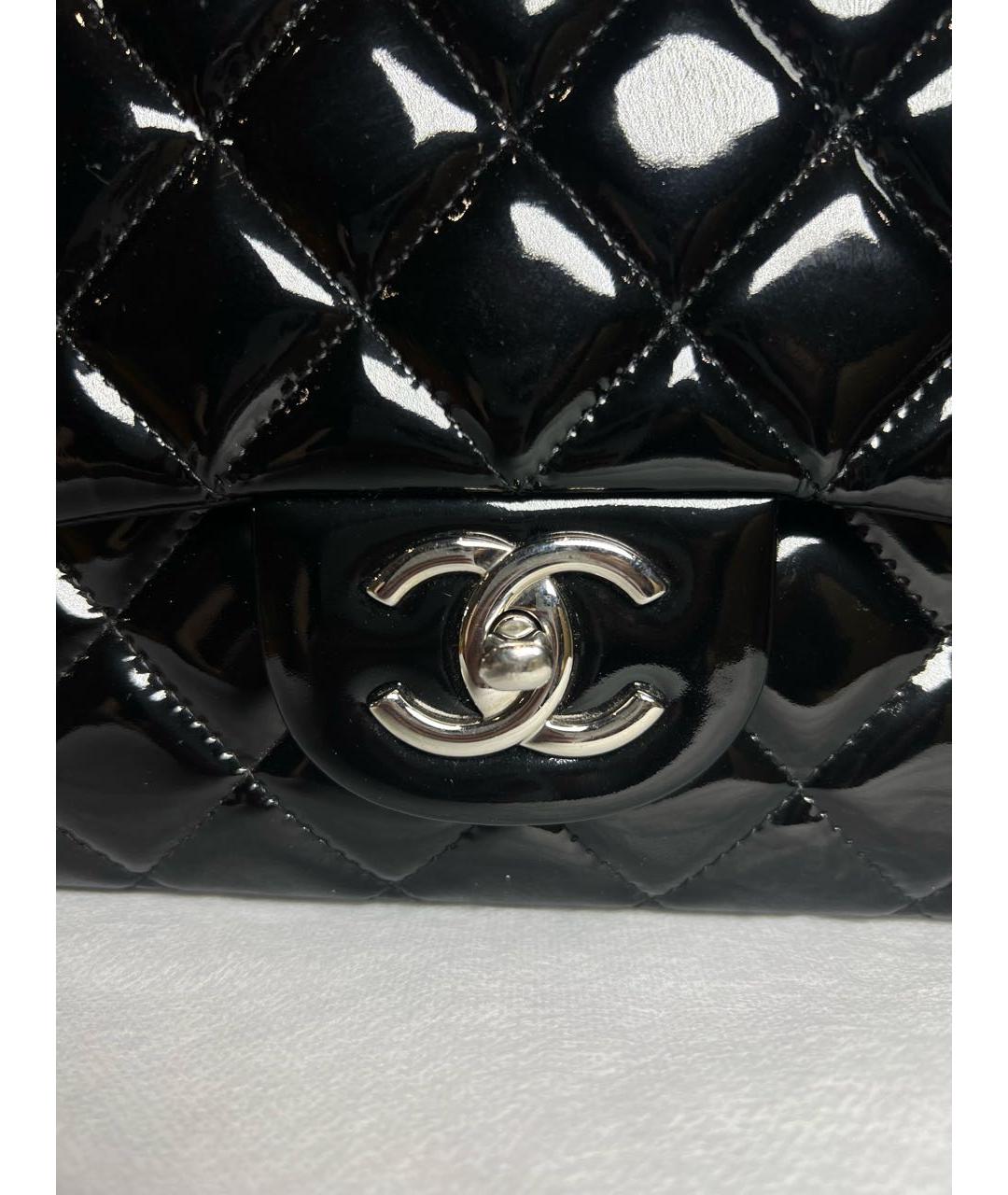 CHANEL Черная сумка через плечо из лакированной кожи, фото 4