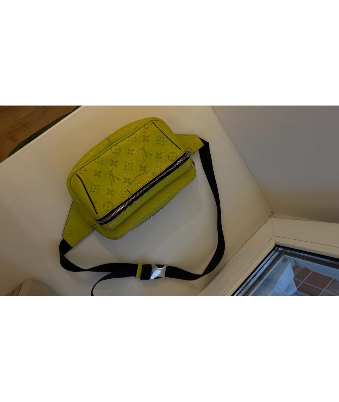 LOUIS VUITTON Салатовая кожаная поясная сумка, фото 6