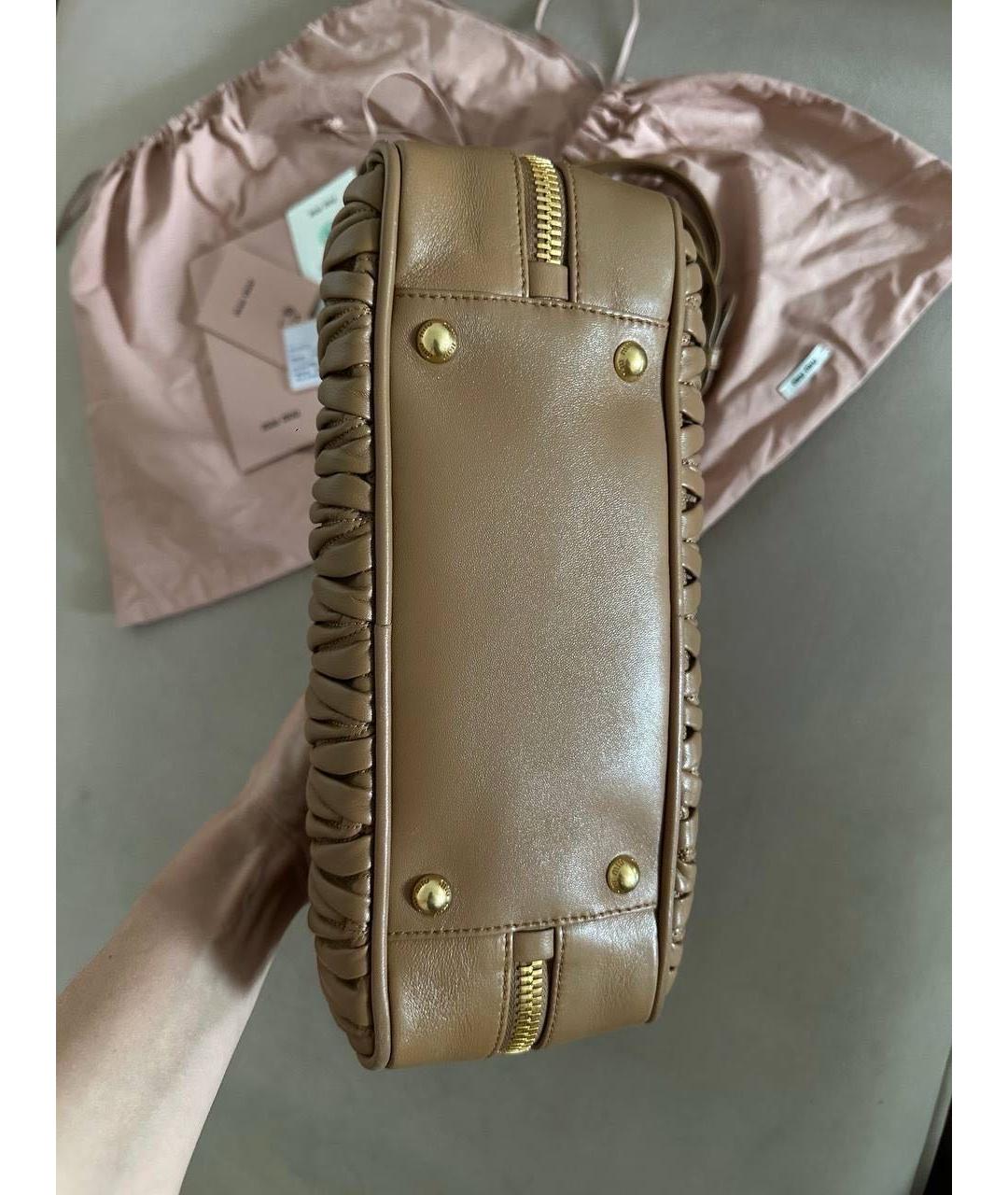 MIU MIU Бежевая кожаная сумка с короткими ручками, фото 4