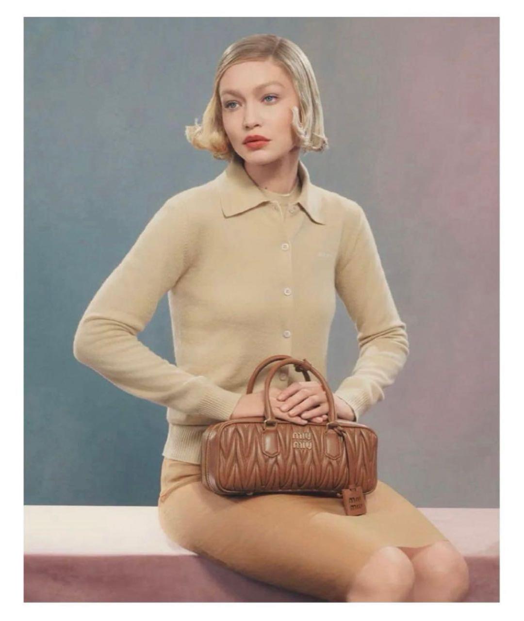 MIU MIU Бежевая кожаная сумка с короткими ручками, фото 8