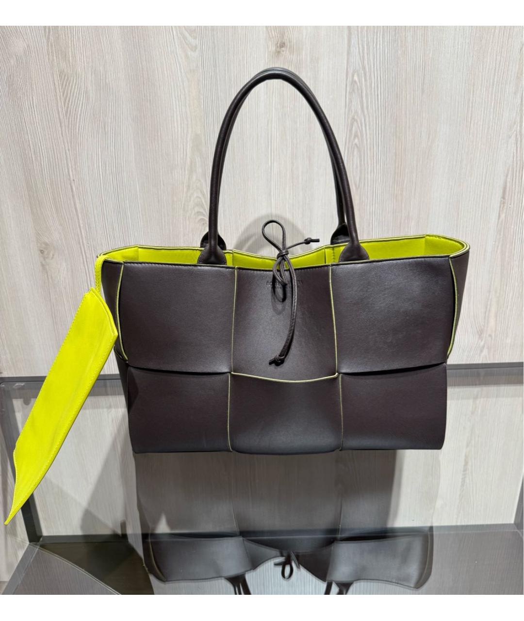 BOTTEGA VENETA Коричневая кожаная сумка тоут, фото 9