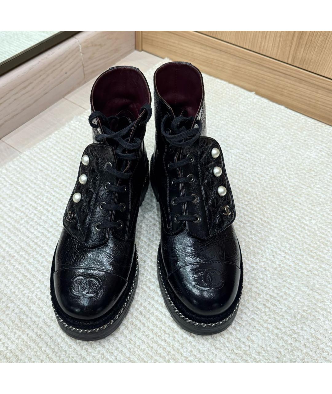CHANEL Черные ботинки из лакированной кожи, фото 2