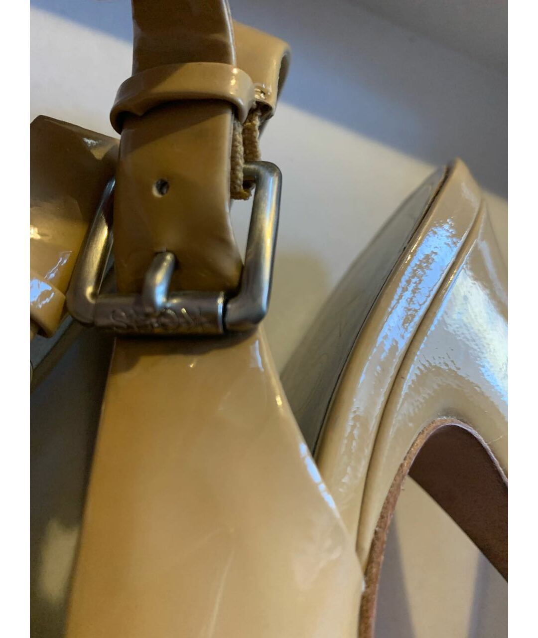 MICHAEL KORS Бежевые босоножки из лакированной кожи, фото 6