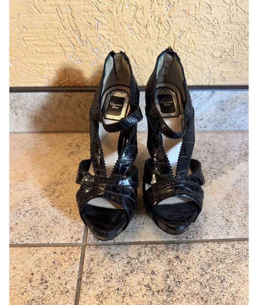 CHRISTIAN DIOR Черные босоножки из лакированной кожи, фото 2