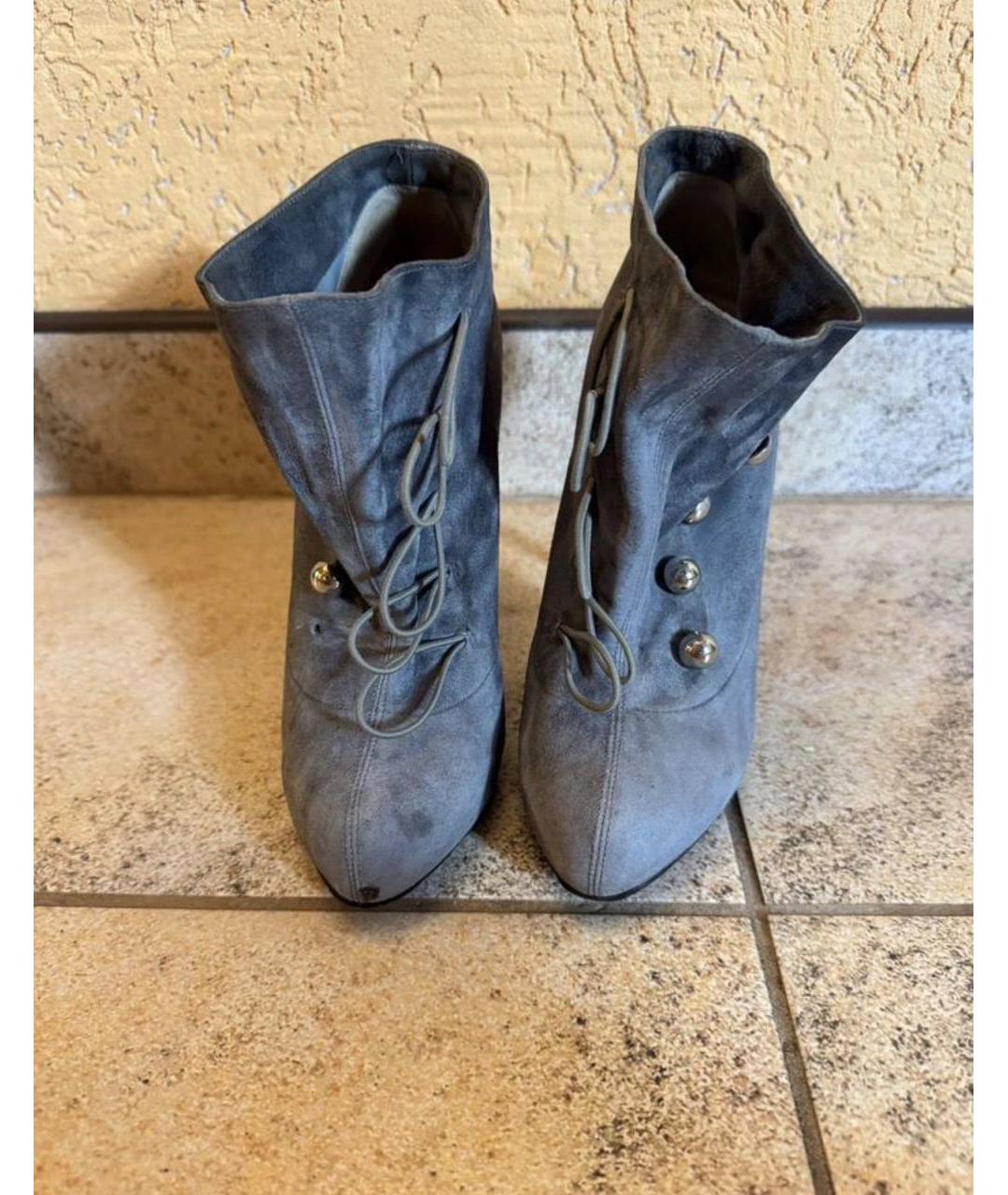 CHRISTIAN LOUBOUTIN Серые замшевые босоножки, фото 2