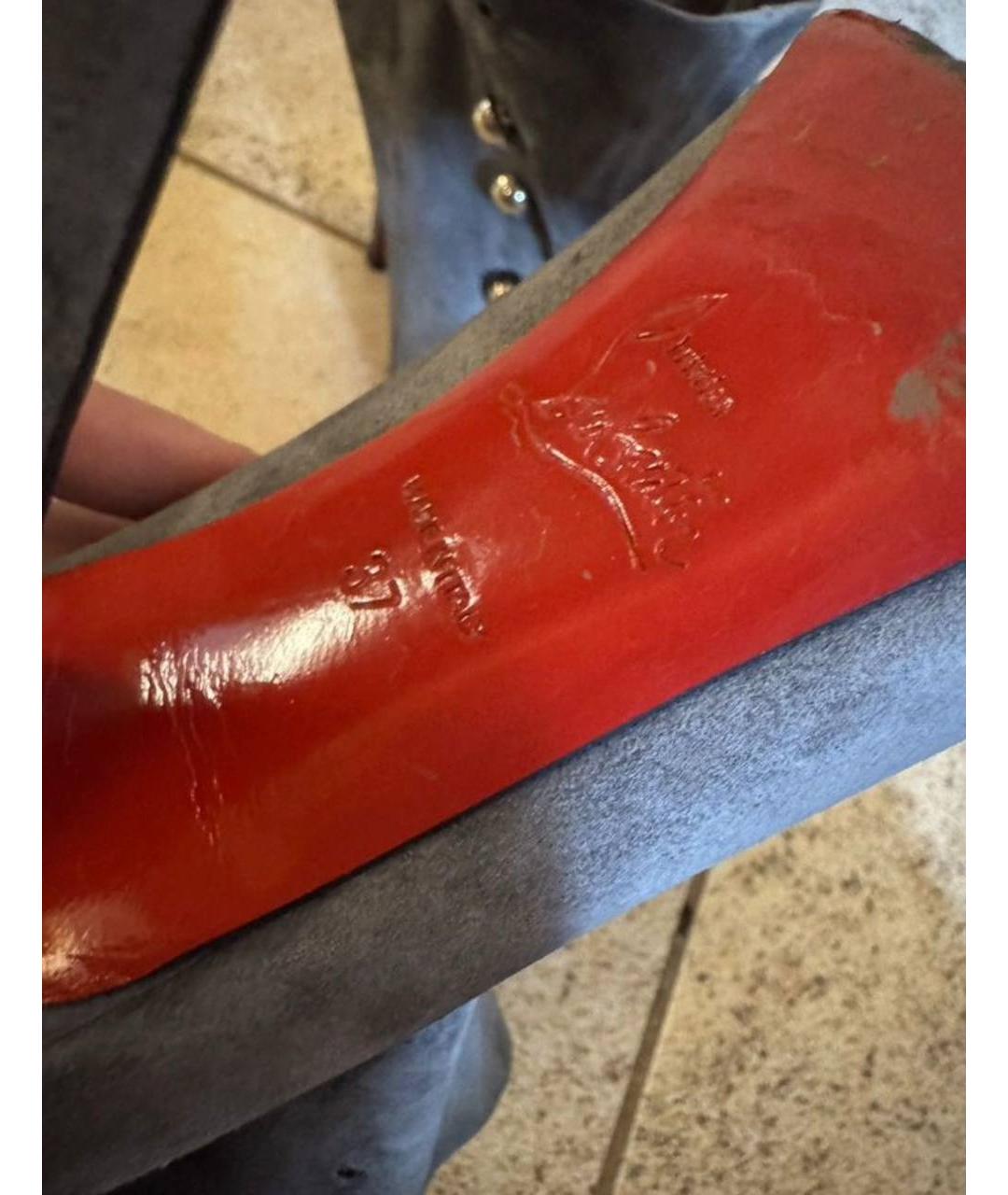 CHRISTIAN LOUBOUTIN Серые замшевые босоножки, фото 3