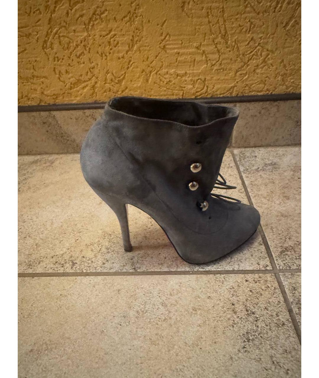 CHRISTIAN LOUBOUTIN Серые замшевые босоножки, фото 4