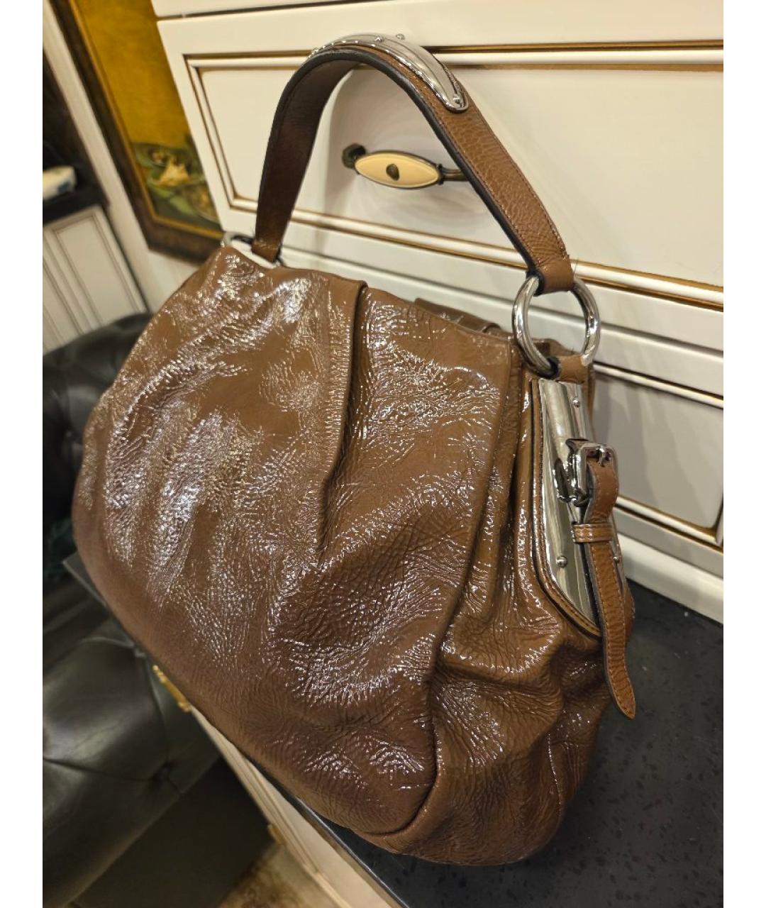 PRADA Коричневая сумка с короткими ручками из лакированной кожи, фото 3