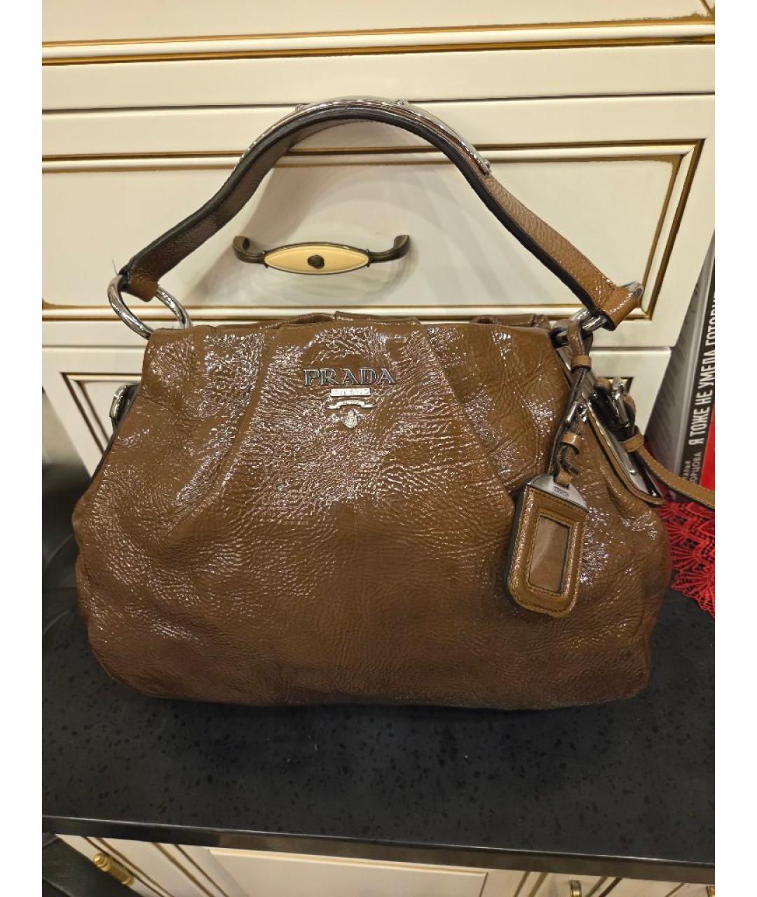 PRADA Коричневая сумка с короткими ручками из лакированной кожи, фото 5