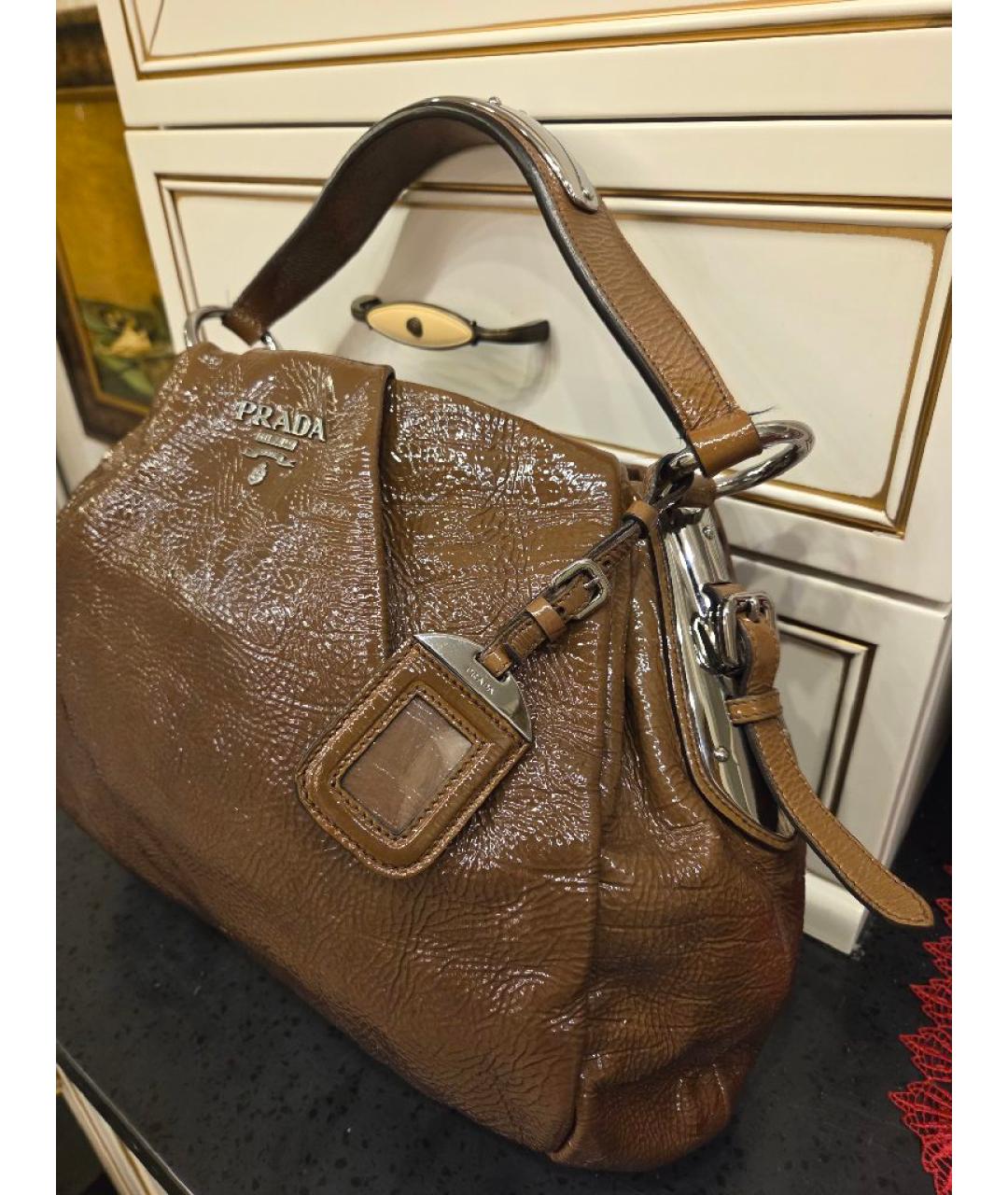 PRADA Коричневая сумка с короткими ручками из лакированной кожи, фото 2