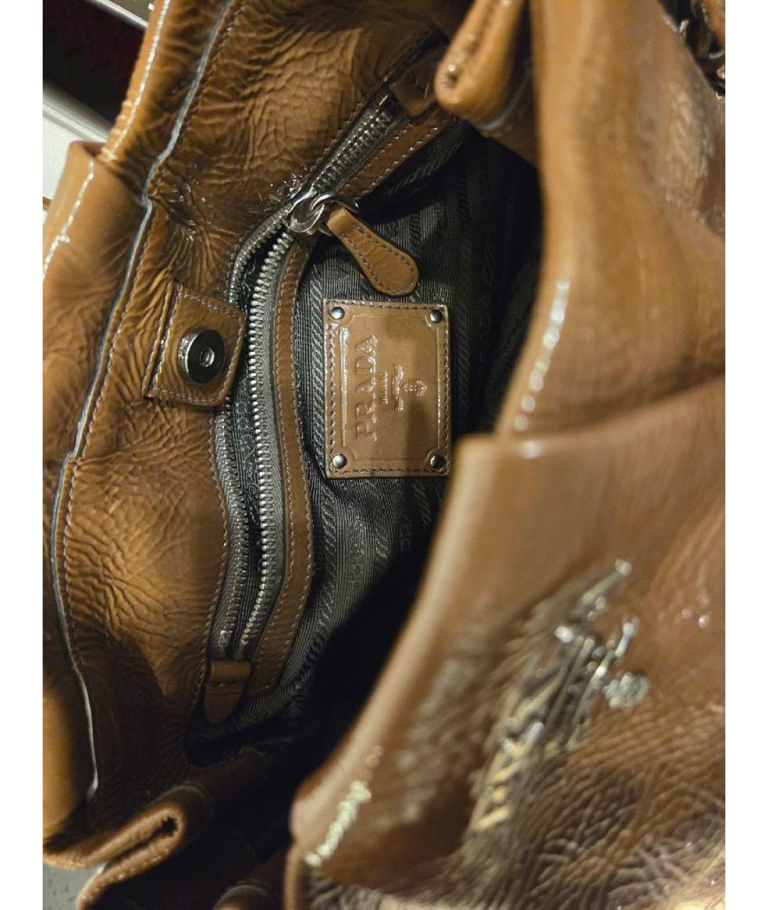 PRADA Коричневая сумка с короткими ручками из лакированной кожи, фото 4