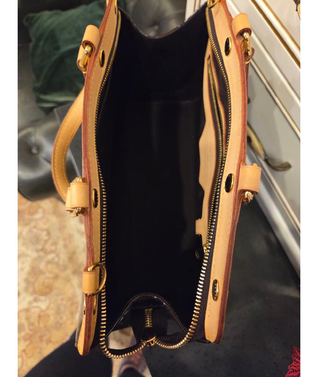 LOUIS VUITTON Коричневая сумка с короткими ручками из лакированной кожи, фото 4