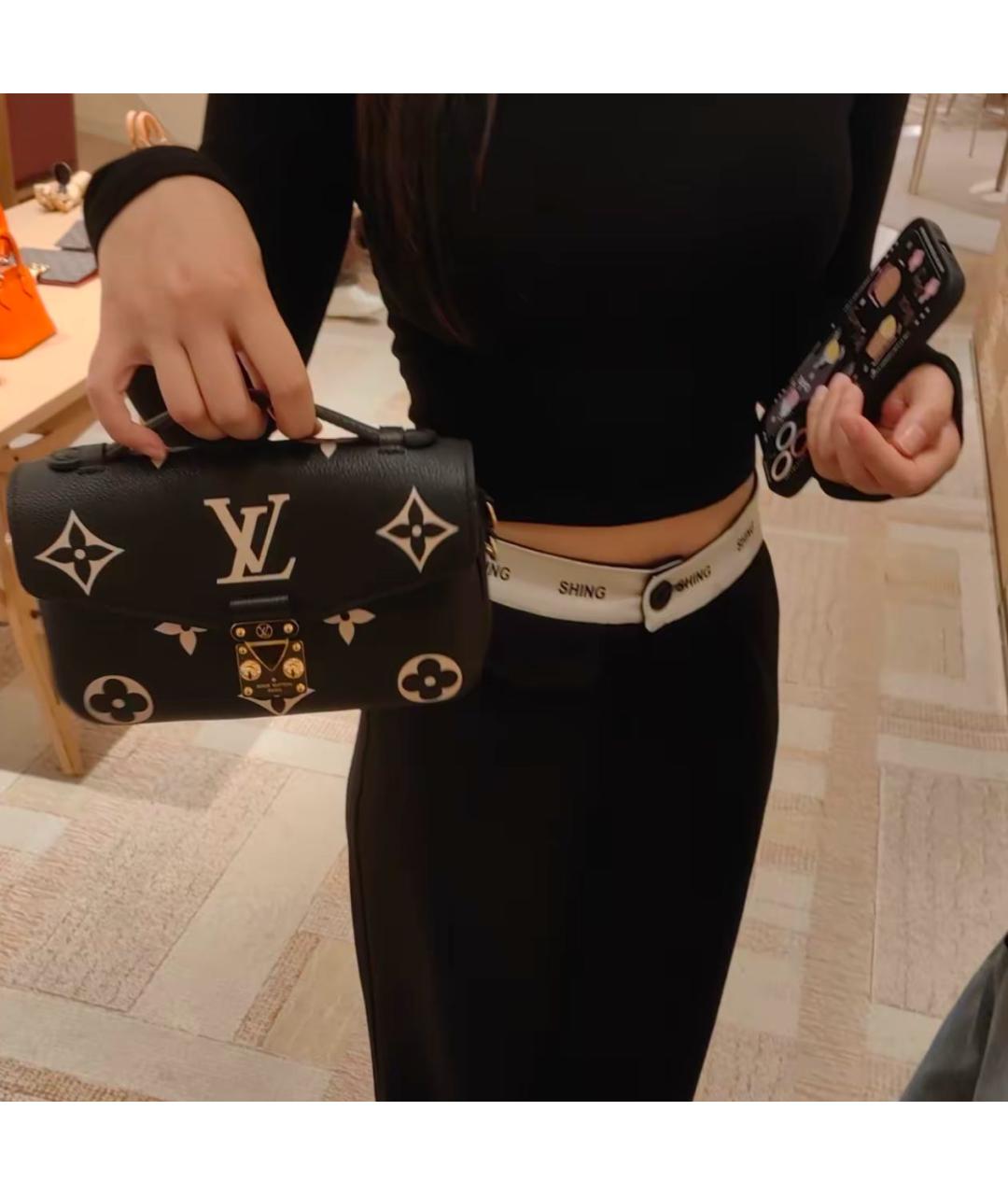 LOUIS VUITTON Черная кожаная сумка с короткими ручками, фото 6