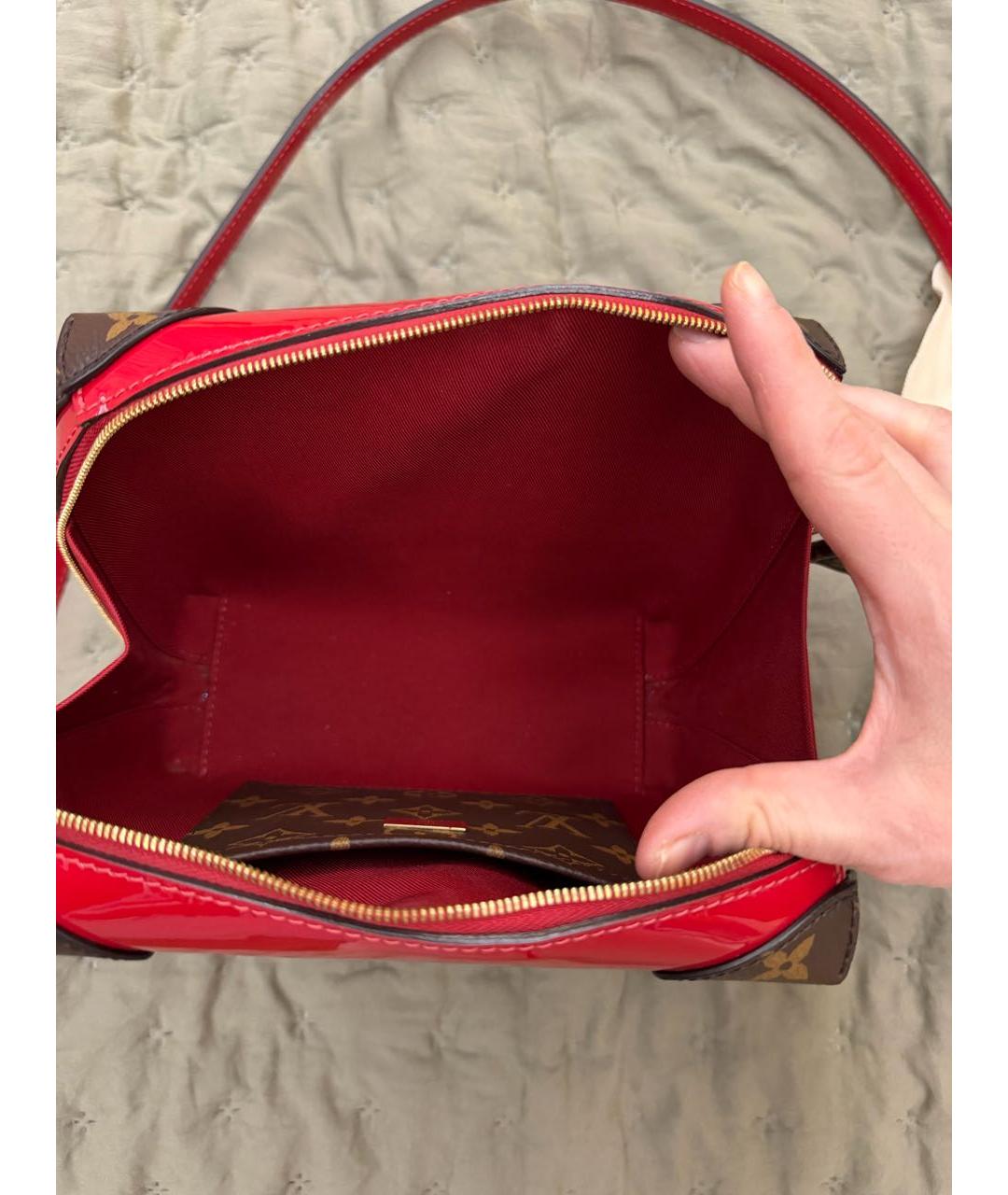 LOUIS VUITTON Красная сумка через плечо из лакированной кожи, фото 5