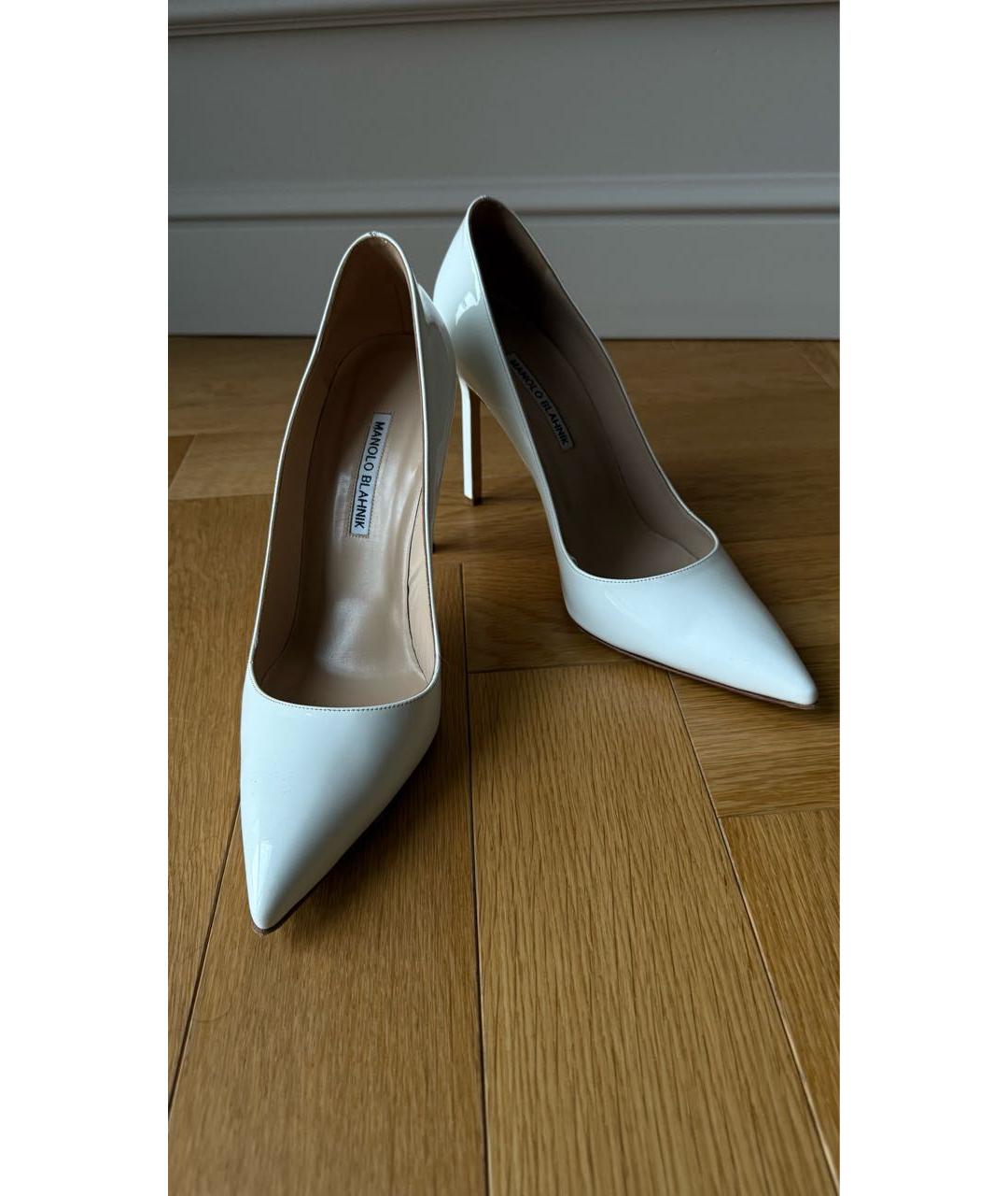 MANOLO BLAHNIK Белые туфли из лакированной кожи, фото 2