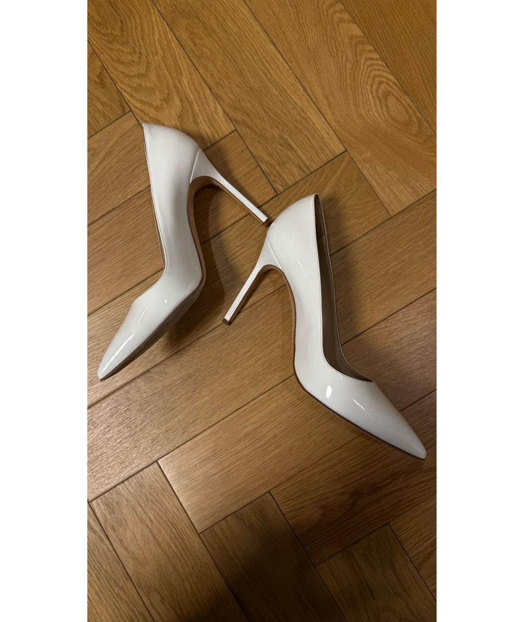 MANOLO BLAHNIK Белые туфли из лакированной кожи, фото 3