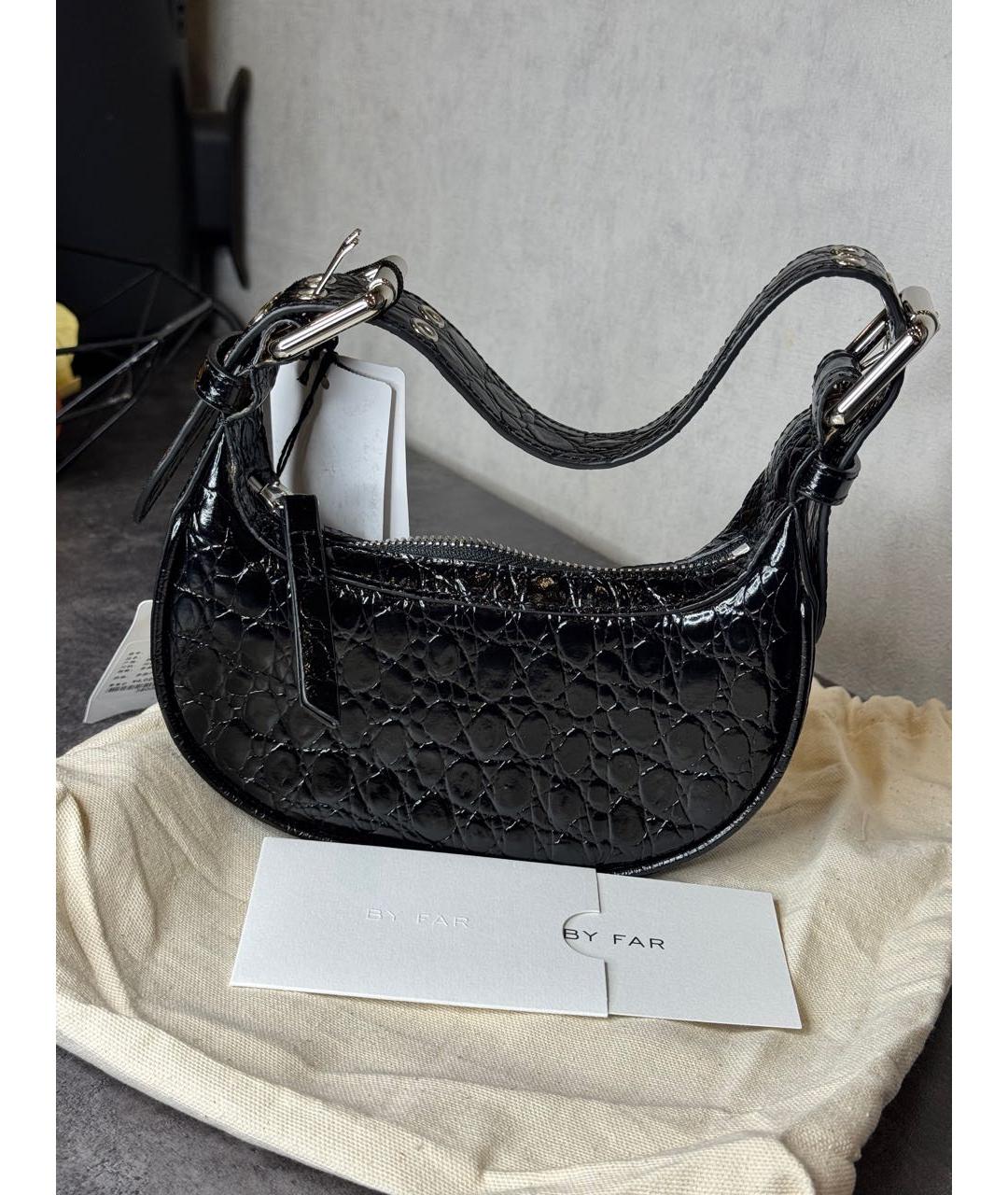 BY FAR Черная сумка с короткими ручками из лакированной кожи, фото 7