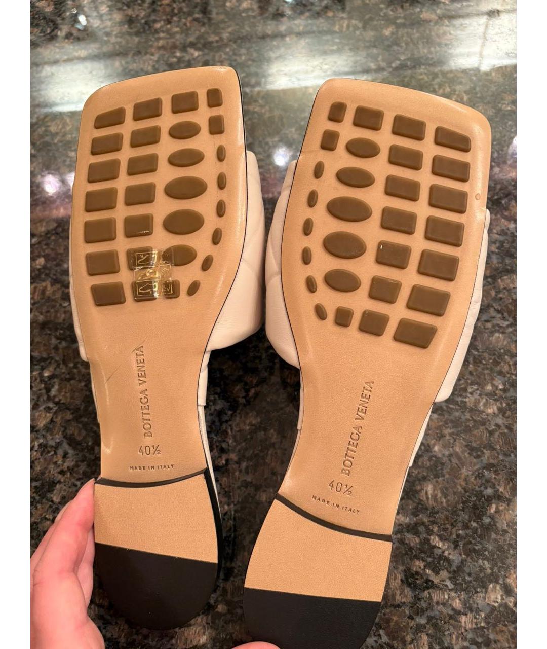 BOTTEGA VENETA Бежевые кожаные шлепанцы, фото 6