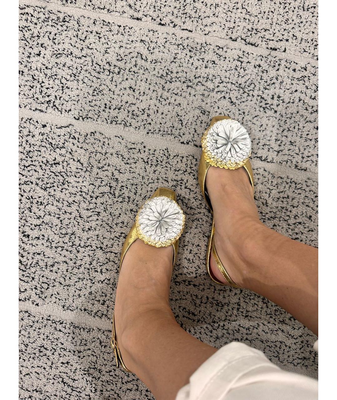 CHANEL Золотые кожаные лодочки на низком каблуке, фото 2