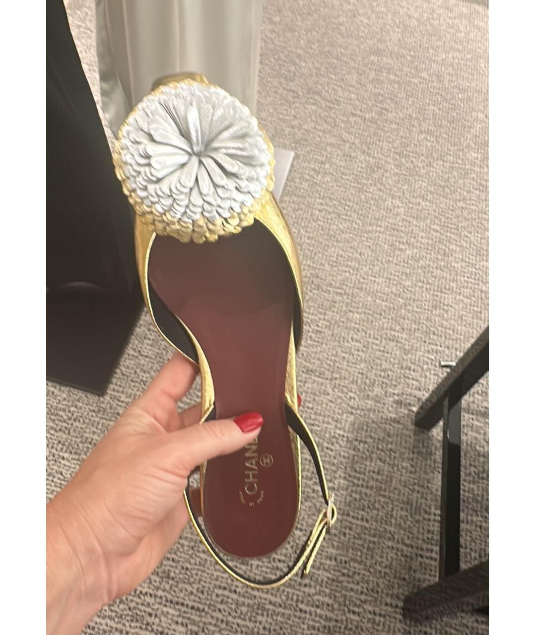 CHANEL Золотые кожаные лодочки на низком каблуке, фото 3