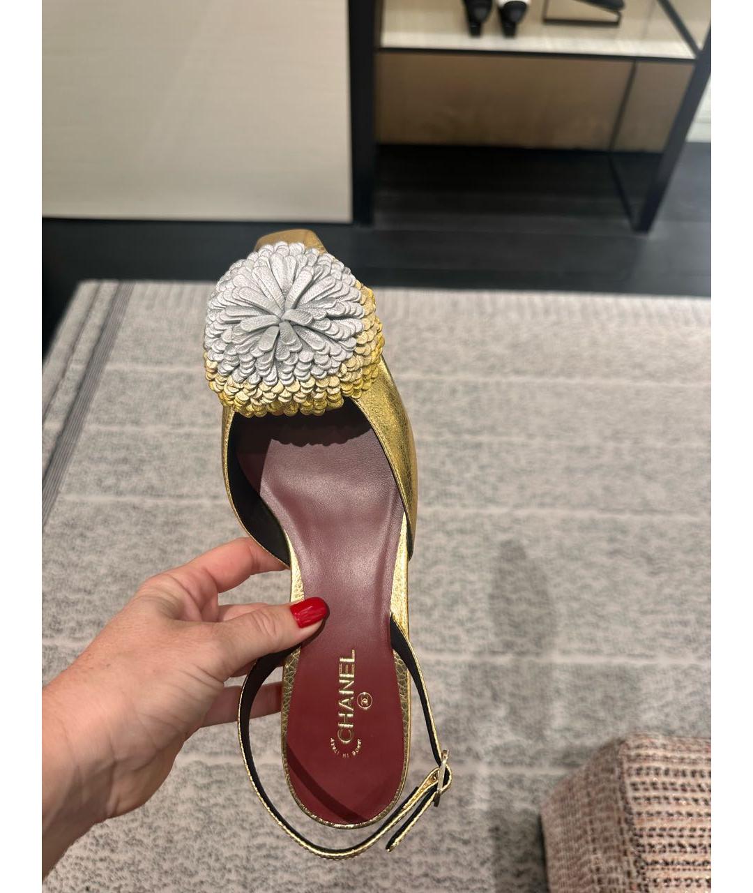 CHANEL Золотые кожаные лодочки на низком каблуке, фото 4