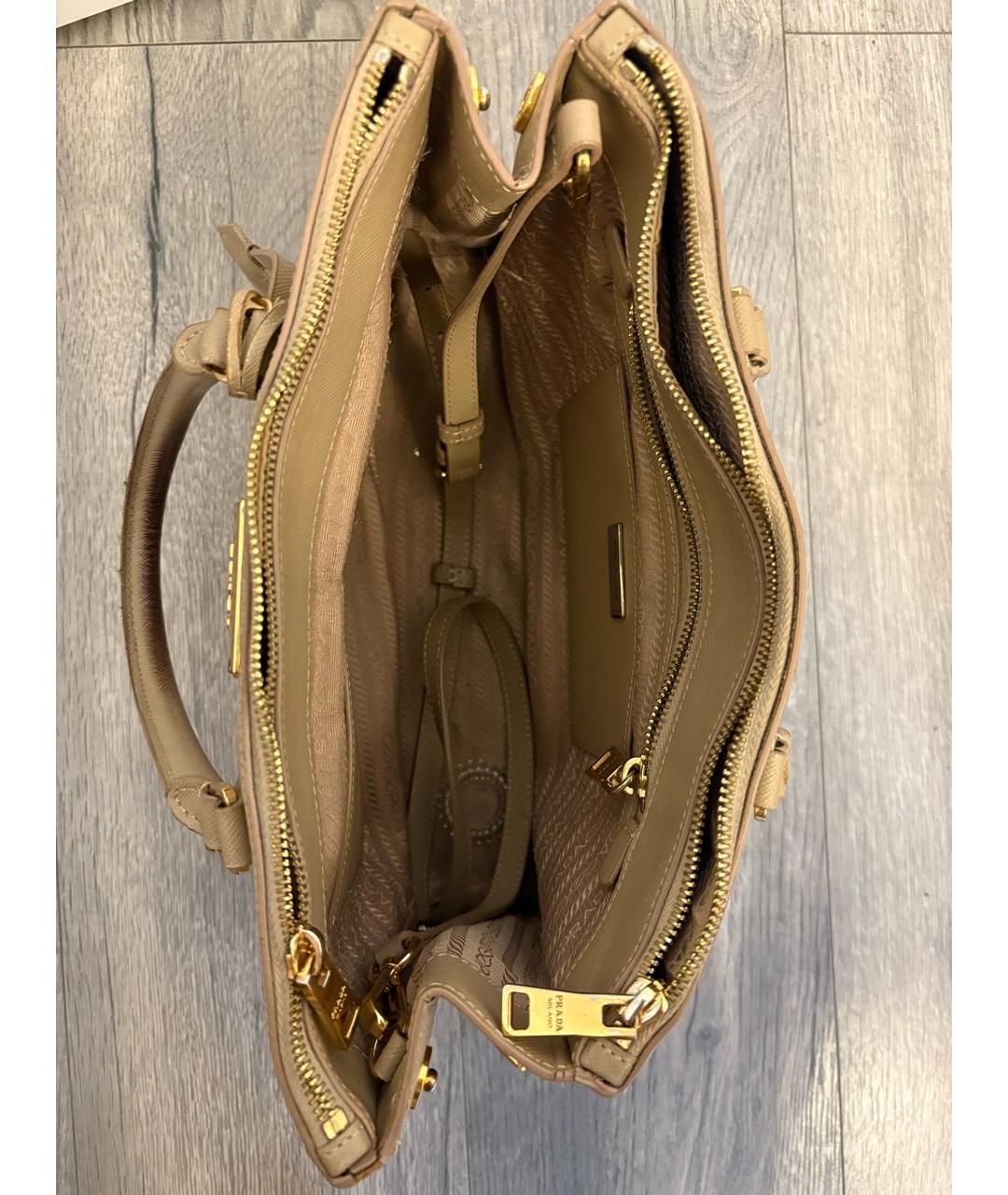 PRADA Бежевая кожаная сумка с короткими ручками, фото 3