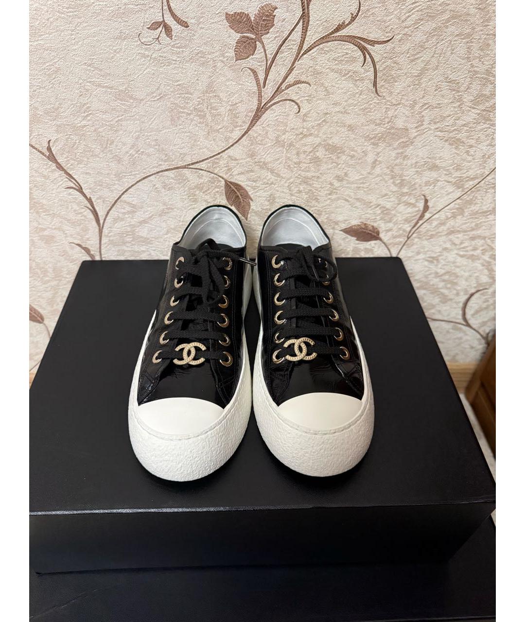 CHANEL Черные кеды из лакированной кожи, фото 2