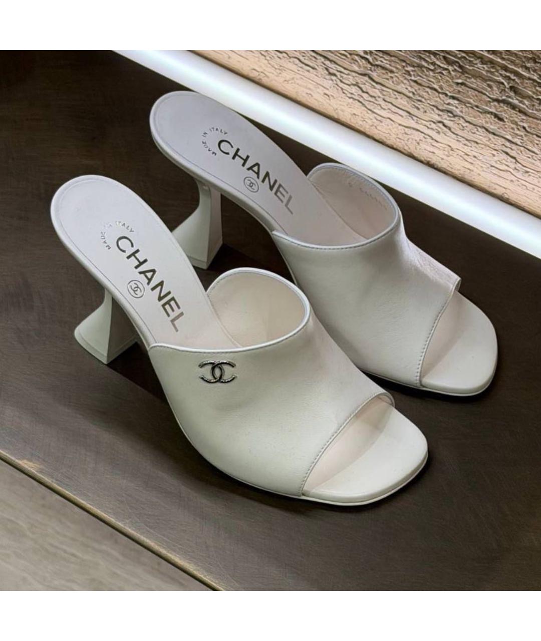 CHANEL Белые босоножки из лакированной кожи, фото 2