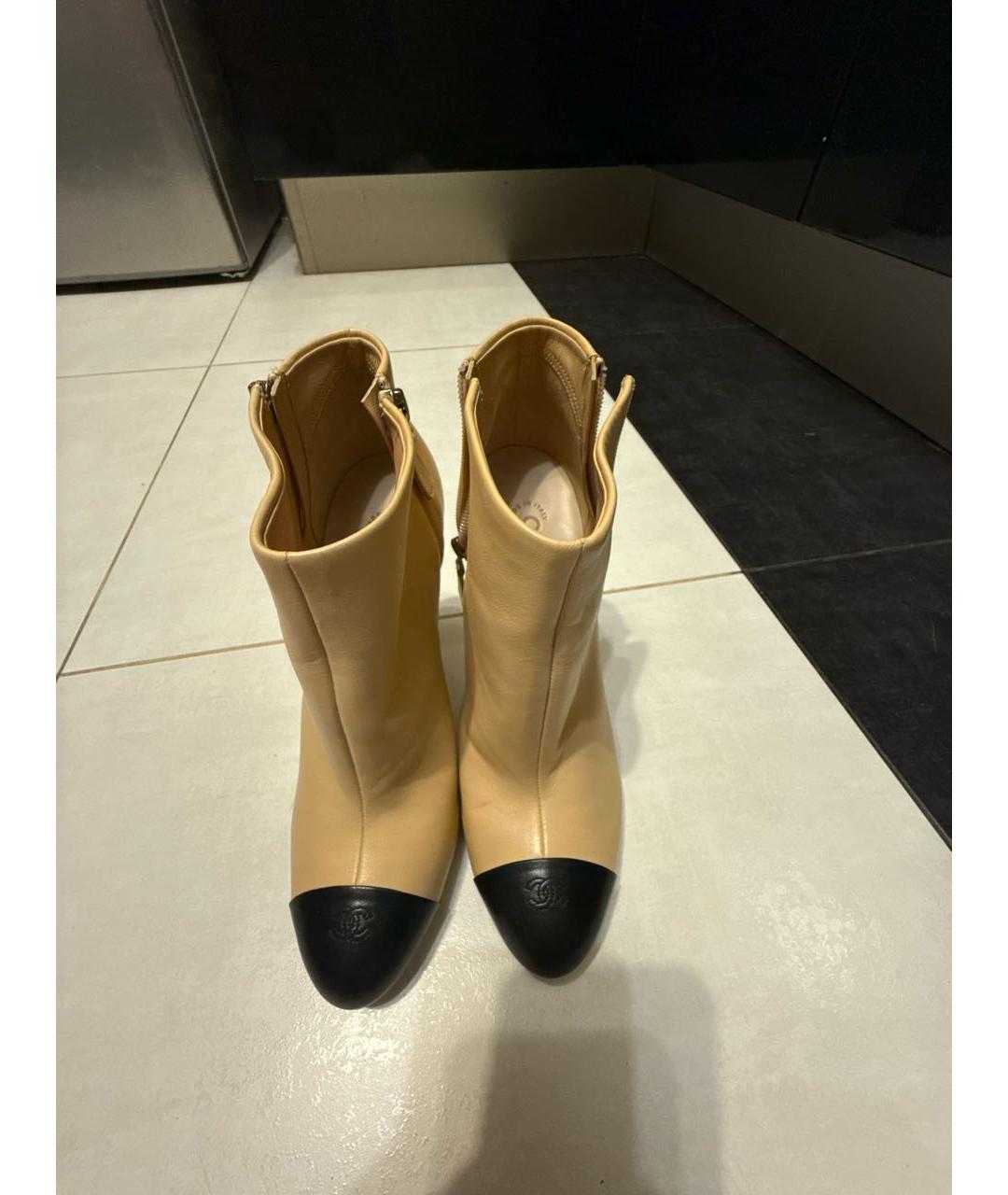 CHANEL Бежевые кожаные ботильоны, фото 2