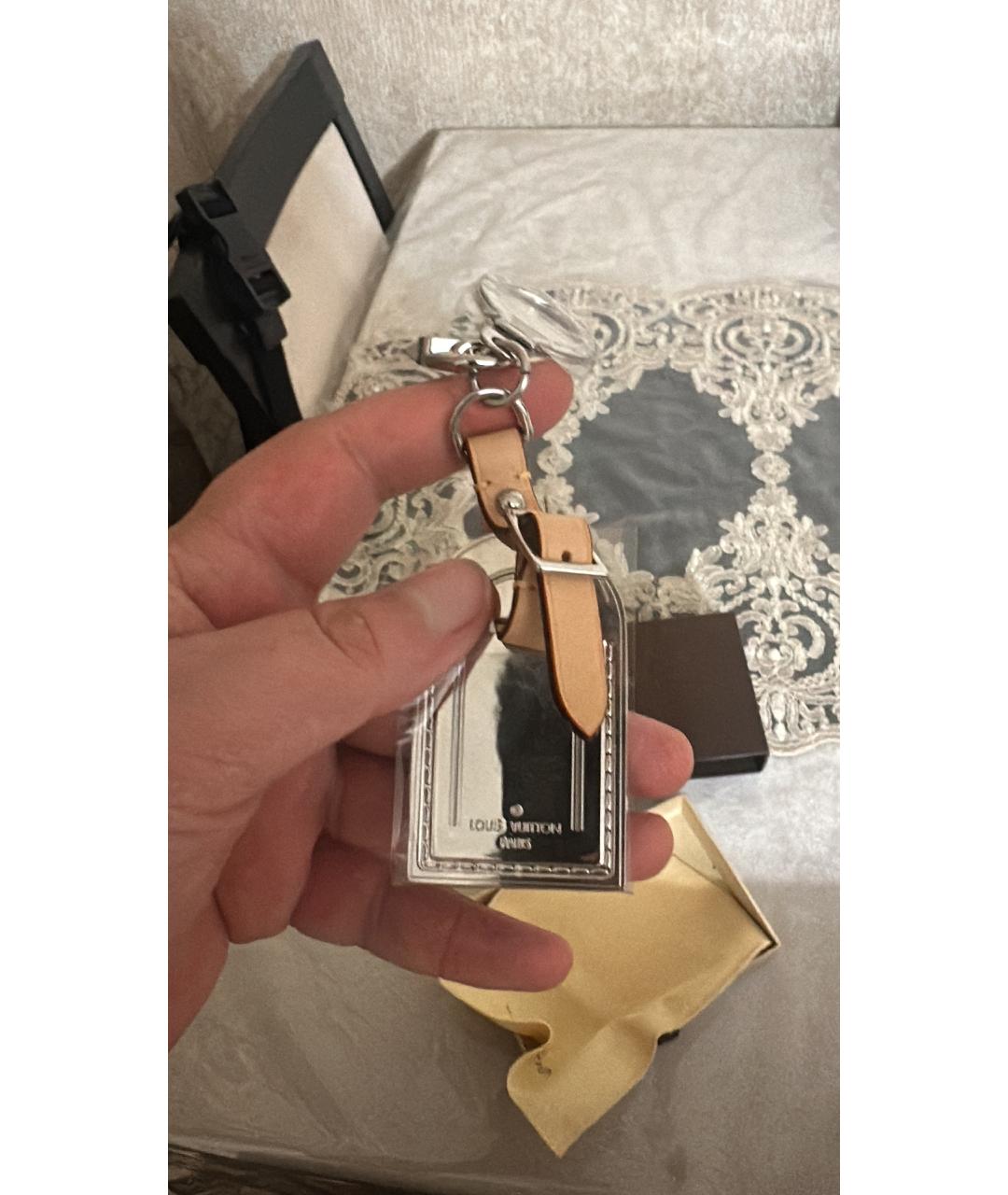 LOUIS VUITTON Серебрянный брелок, фото 3