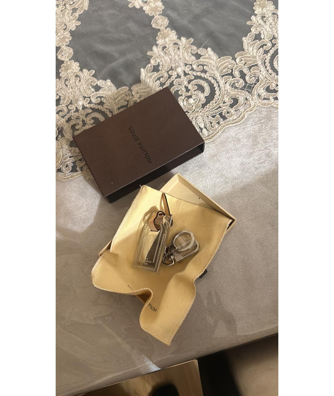 LOUIS VUITTON Серебрянный брелок, фото 2