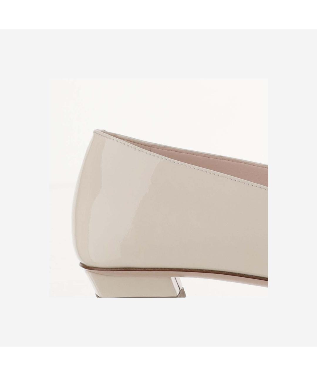ROGER VIVIER Бежевые балетки из лакированной кожи, фото 4