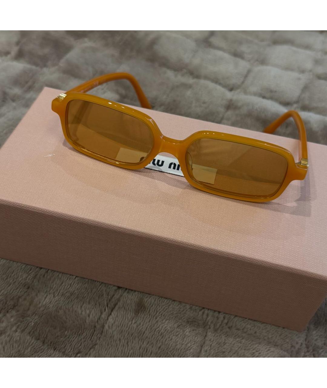 MIU MIU Оранжевое пластиковые солнцезащитные очки, фото 5
