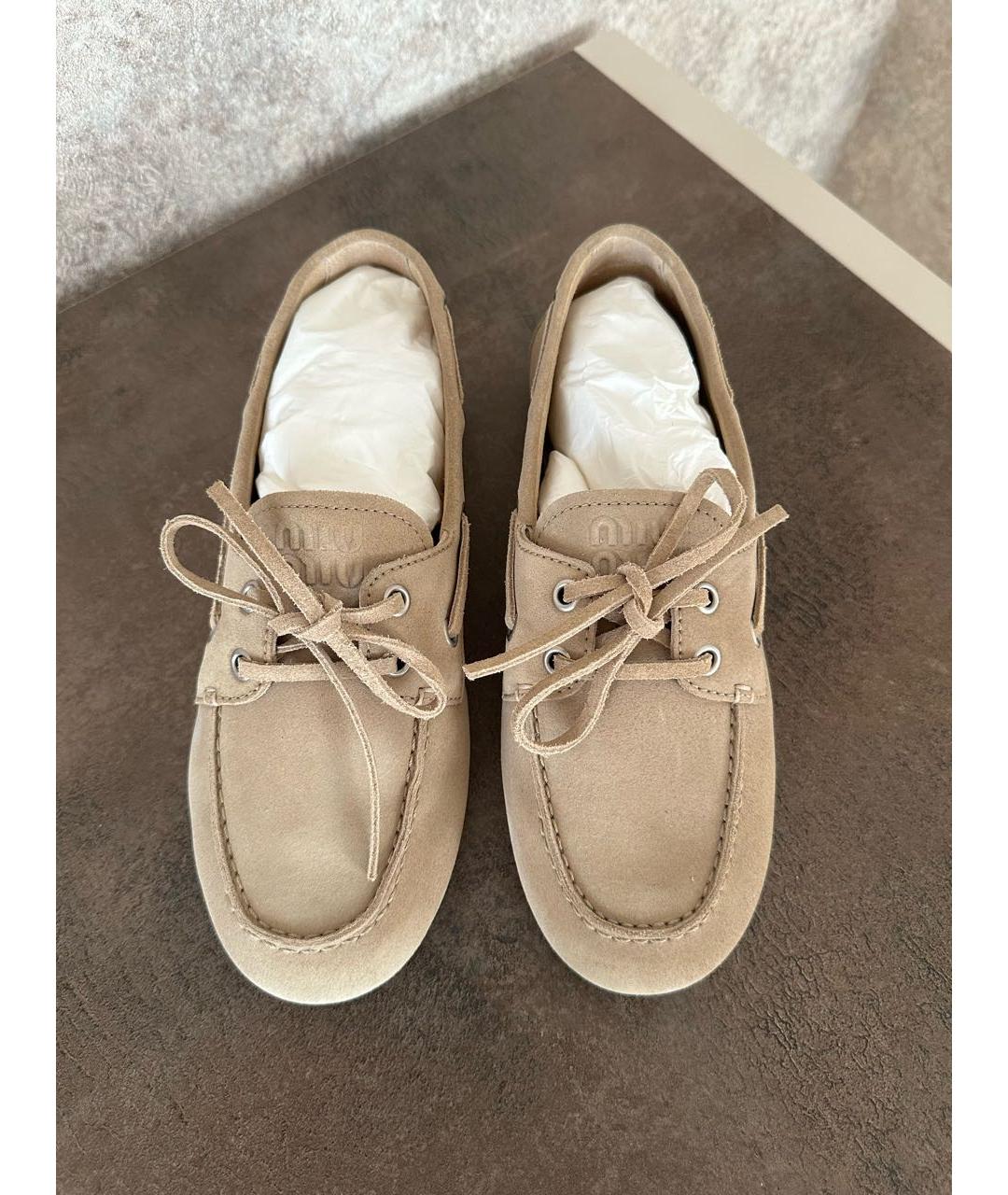 MIU MIU Бежевые замшевые мокасины, фото 2