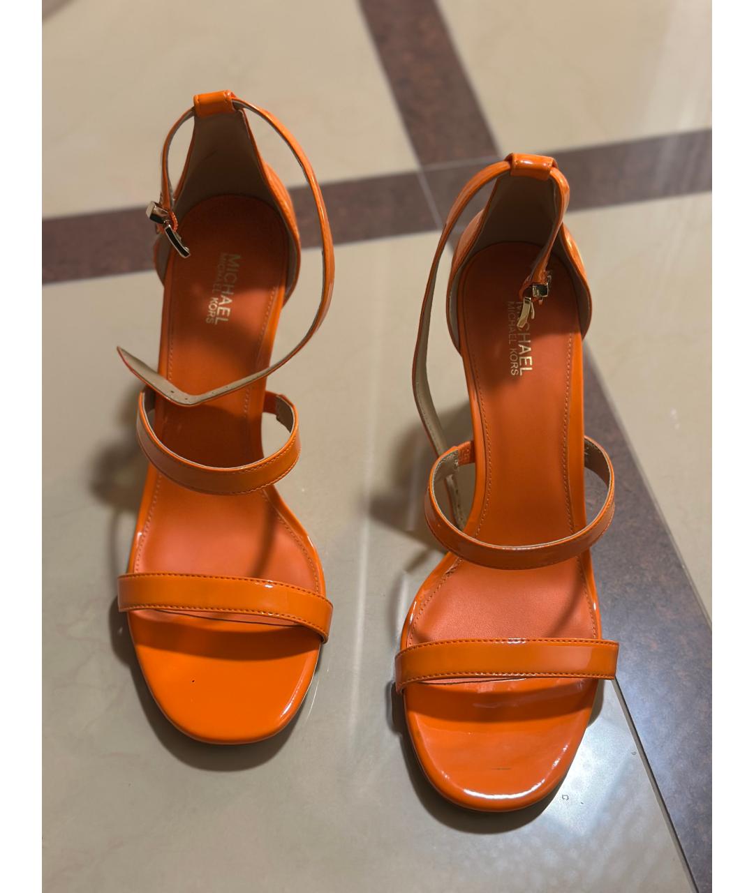 MICHAEL KORS Оранжевое босоножки из лакированной кожи, фото 2