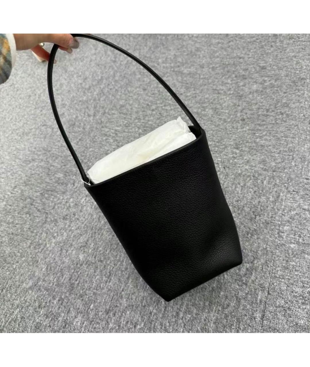 THE ROW Черная кожаная сумка с короткими ручками, фото 7