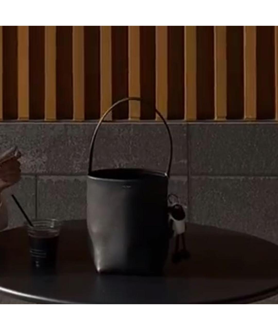 THE ROW Черная кожаная сумка с короткими ручками, фото 6