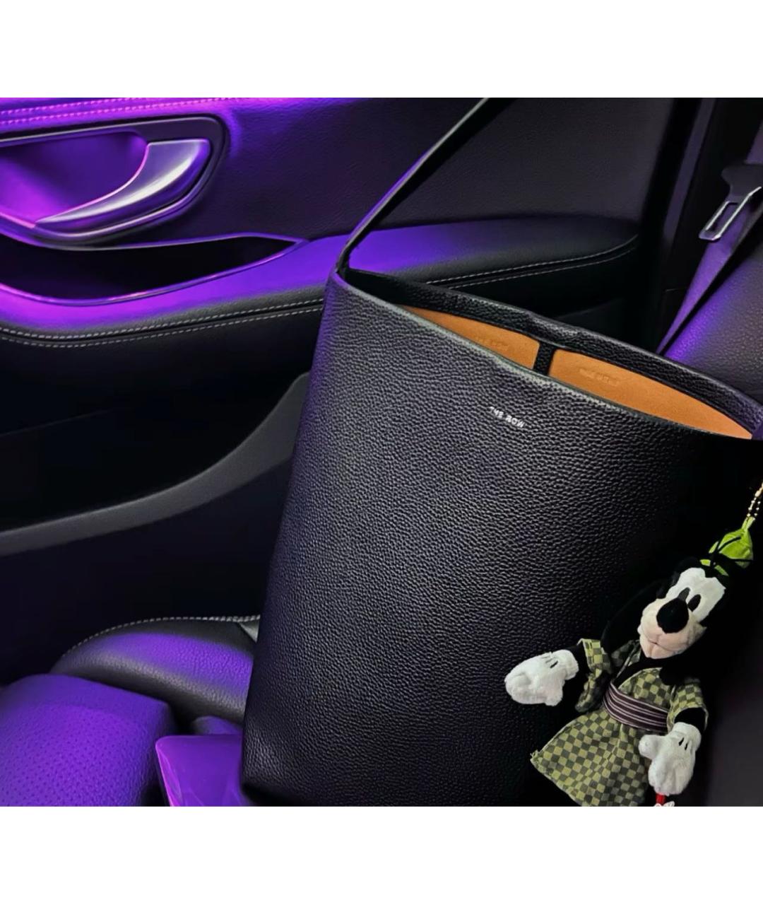 THE ROW Черная кожаная сумка с короткими ручками, фото 8