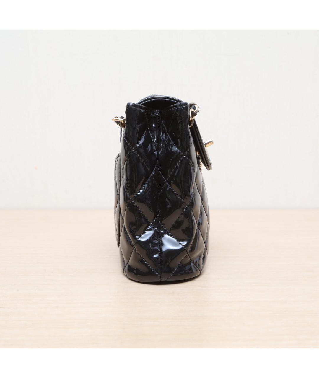 CHANEL Черная сумка через плечо из лакированной кожи, фото 5