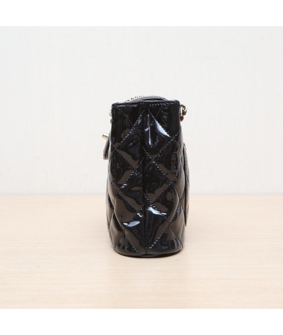 CHANEL Черная сумка через плечо из лакированной кожи, фото 4