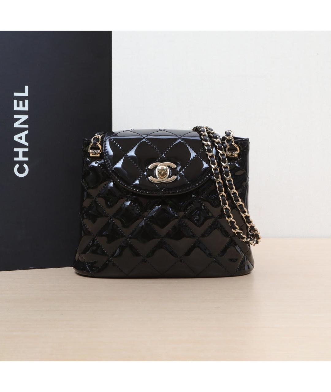 CHANEL Черная сумка через плечо из лакированной кожи, фото 2