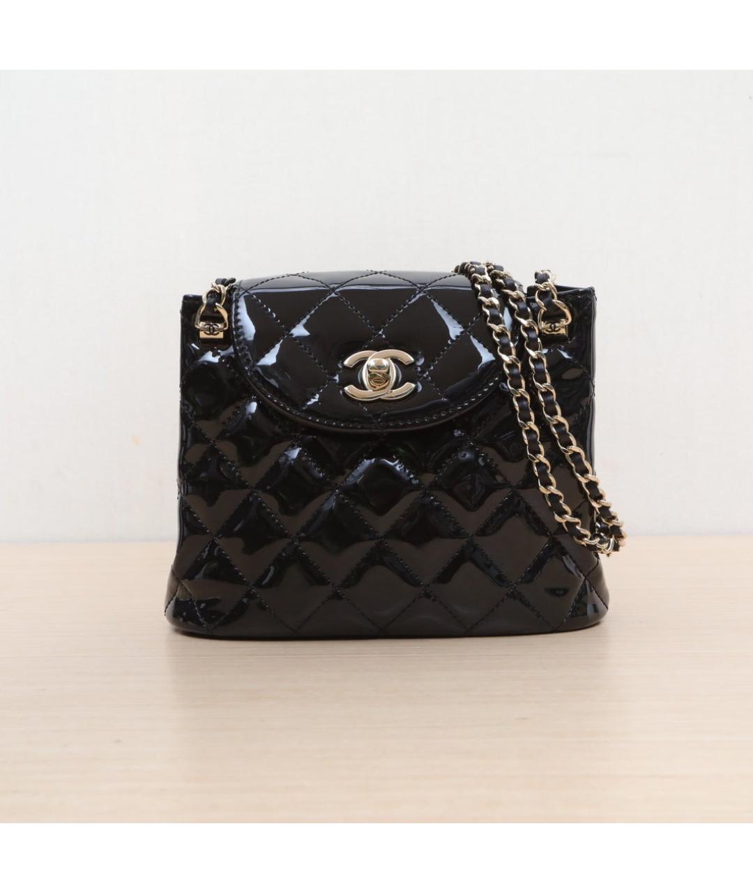 CHANEL Черная сумка через плечо из лакированной кожи, фото 3