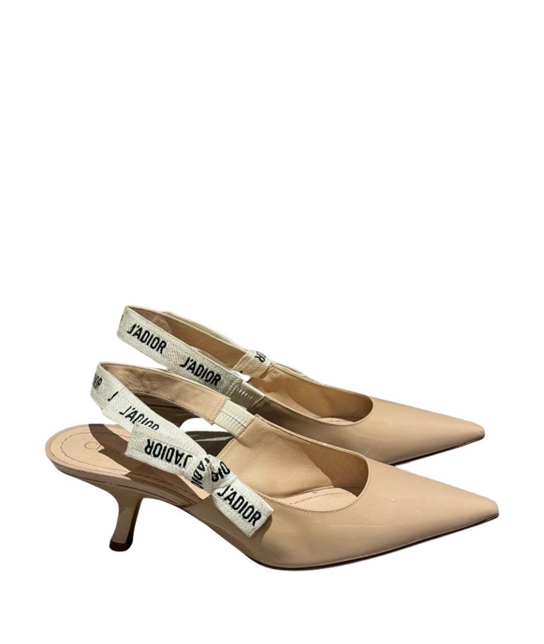CHRISTIAN DIOR Бежевые лодочки на низком каблуке из лакированной кожи, фото 1
