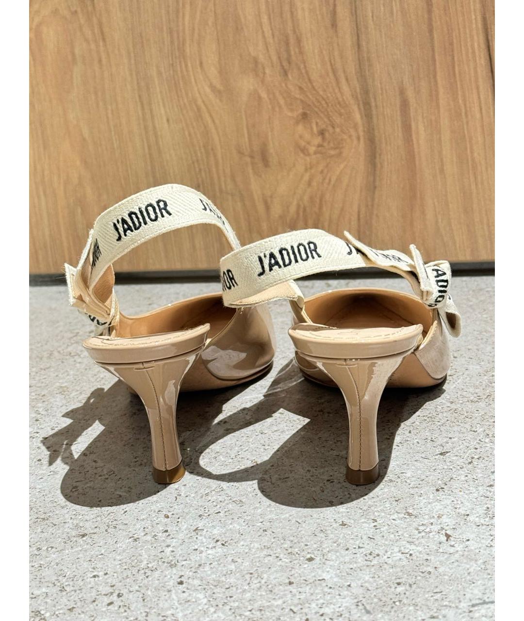 CHRISTIAN DIOR Бежевые лодочки на низком каблуке из лакированной кожи, фото 3