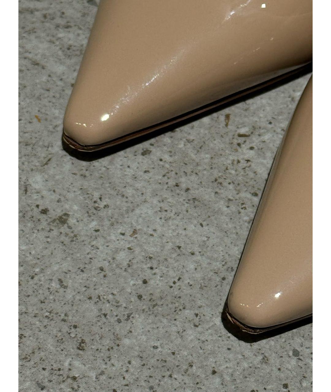 CHRISTIAN DIOR Бежевые лодочки на низком каблуке из лакированной кожи, фото 5