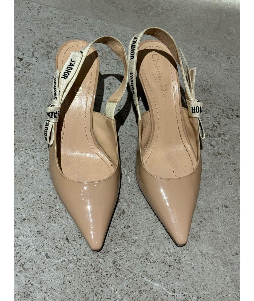 CHRISTIAN DIOR Бежевые лодочки на низком каблуке из лакированной кожи, фото 2