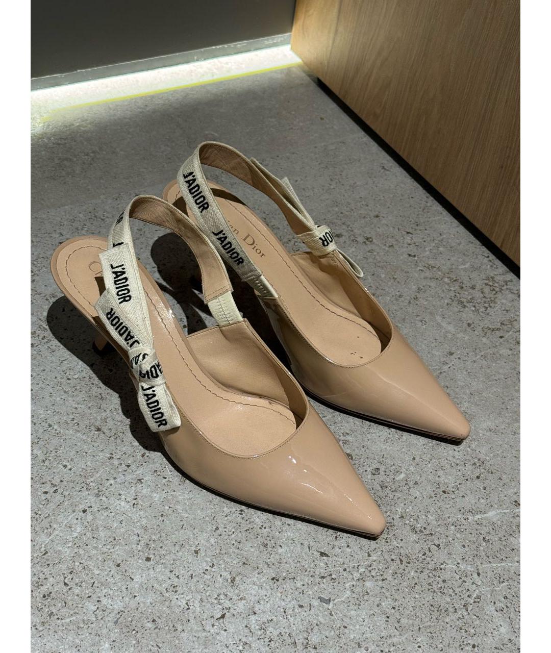 CHRISTIAN DIOR Бежевые лодочки на низком каблуке из лакированной кожи, фото 6